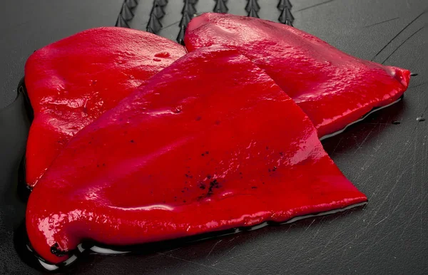 Birkaç dolmalık biberli siyah masa. Biber salatada ve birçok tarifte tipik bir malzemedir.