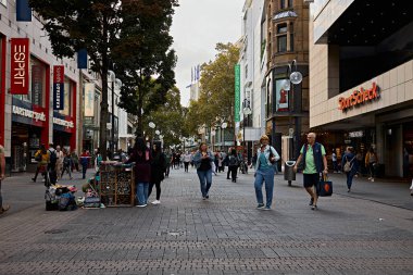 Köln, Almanya. 5 Eylül 2019. Köln 'ün merkezinde alışveriş caddesi. Berlin, Hamburg ve Münih 'ten sonra Almanya' nın dördüncü büyük şehridir ve Kuzey Ren-Vestfalya 'nın en kalabalık şehridir.