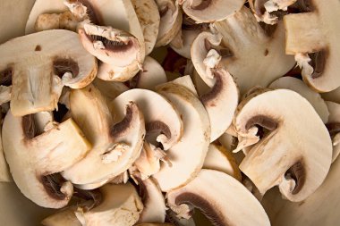 Tarif malzemesi olarak dilimlenmiş mantarlar.