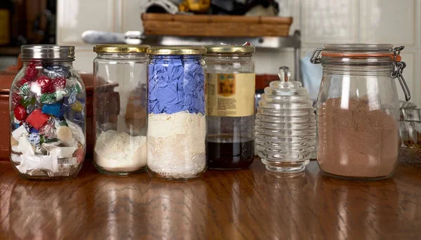 Koronavirüse karşı önleyici tedbir olarak kullanmak için mutfak kavanozundaki eldivenler.