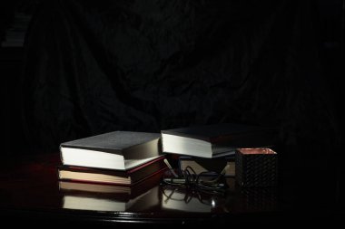 Hayal etmek için oku. Okumak hayal dünyası yaratır ya da bizi gerçekliğe yaklaştırır.