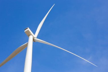 Mavi gökyüzünde rüzgar türbini