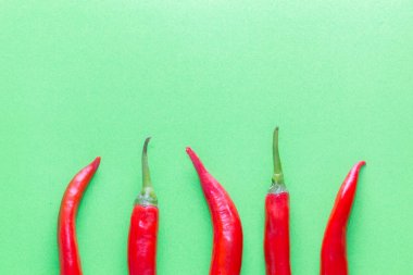 yeşil zemin üzerine kırmızı biber