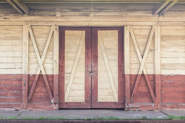 Ξύλινη πόρτα και τοίχο — Φωτογραφία Αρχείου