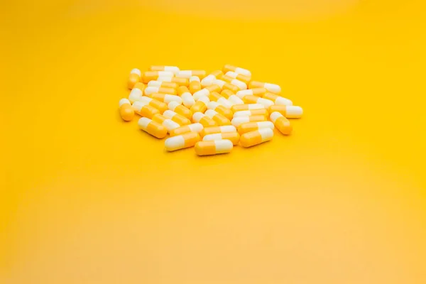 Comprimidos amarelos cápsulas — Fotografia de Stock