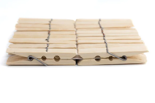 Chevilles à linge en bois sur fond blanc — Photo
