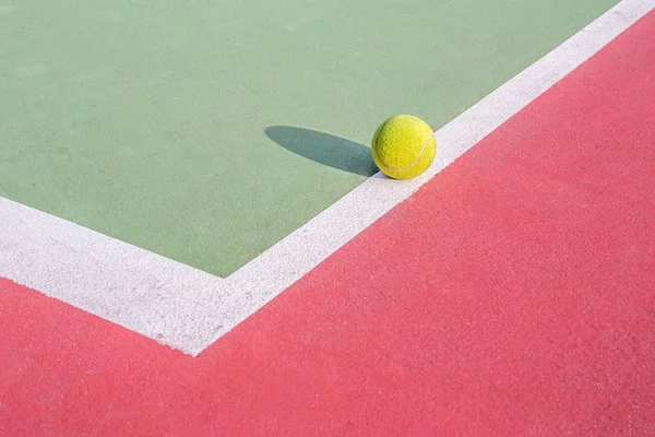 Grüner Tennisball lizenzfreie Stockbilder