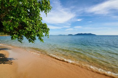 Tropikal kumsalda güzel adası Koh Chang, Tayland.