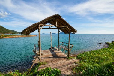 Kısa ahşap iskelesi Beach Koh Chang, Tayland