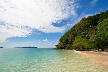 Tropikal kumsalda güzel adası Koh Chang, Tayland.