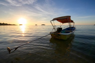 Renkli balıkçı teknesi - günbatımı, Koh Chang, Tayland