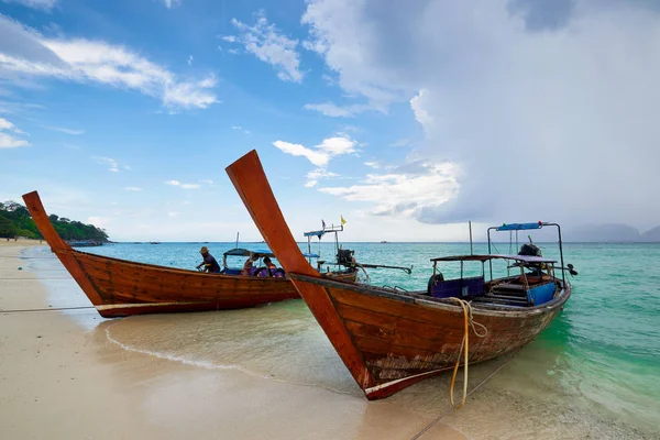 Ко Пхи Пхи (Koh Phi Phi), Таиланд - 10 NOV: длинный хвостовой катер на Ко Пхи Пхи (Koh Phi Phi) на — стоковое фото