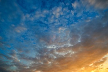 Bulutlar mavi gökyüzüne karşı
