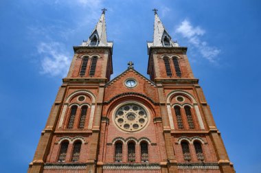 Ho Chi MInh, Vietnem - MAR 12, 2020: Ho Chi Minh City, Vietnam 'da mavi gökyüzüne karşı Notre Dame Katedrali