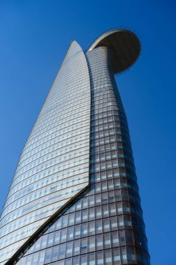 Ho Chi MInh, Vietnem - MAR 13, 2020: Bitexco Finans Kulesi Mavi gökyüzüne karşı