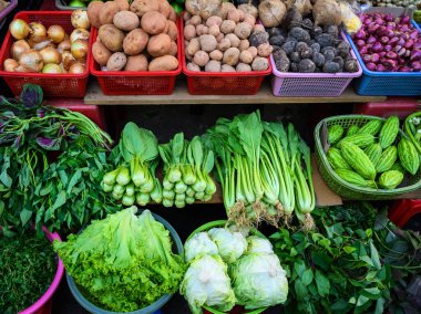 Ho Chi Minh 'deki tezgahlardan birinde taze sebze ve otlar var.