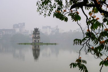 Hanoi, Vietnam - 22 Şubat 2020: Hoan Kiem Gölü üzerindeki Kaplumbağa Kulesi (Thap Rua) Hanoi 'nin merkezi olarak kabul edilir.