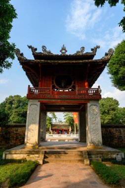 Hanoi, Vietnam - 23 Şubat 2020: Edebiyat Tapınağı 'nın ana girişi - Hanoi' deki Quoc Tu Giam