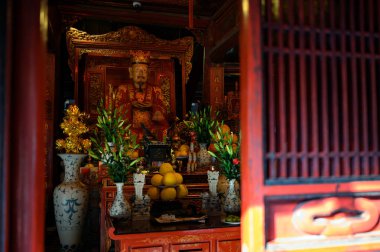 Hanoi, Vietnam - 23 Şubat 2020: Hanoi Edebiyat Tapınağında Konfüçyüs Altar