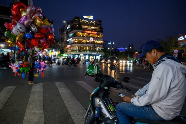 ハノイ ベトナム 2020年2月23日 ハノイの観光通りの一つで観光客を待っているスクーターに乗ってベトナム人男性 — ストック写真