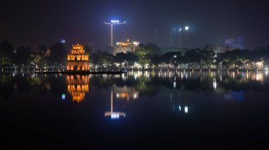 Hanoi, Vietnam - 22 Şubat 2020: Hoan Kiem Gölü 'nün merkezi olarak kabul edilen Hoan Kiem Gölü' ndeki Kaplumbağa Kulesi 'nin gece çekimi.