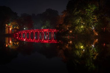 Hanoi, Vietnam - 22 Şubat 2020: Huc Köprüsü 'nün gece çekimi Hoan Kiem Gölü ve göl kıyısındaki Ngoc Son Tapınağı' nı birleştirmek için inşa edilmiş güzel bir yapıdır.