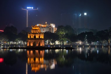 Hanoi, Vietnam - 22 Şubat 2020: Hoan Kiem Gölü 'nün merkezi olarak kabul edilen Hoan Kiem Gölü' ndeki Kaplumbağa Kulesi 'nin gece çekimi.