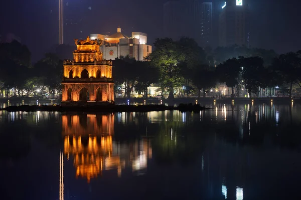 Hanoi, Vietnam - 22 Şubat 2020: Hoan Kiem Gölü 'nün merkezi olarak kabul edilen Hoan Kiem Gölü' ndeki Kaplumbağa Kulesi 'nin gece çekimi.