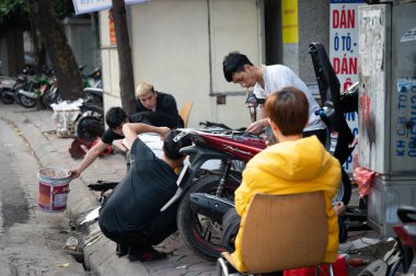 Hanoi, Vietnam - 23 Şubat 2020 Hanoi caddelerinde motosiklet atölyesi