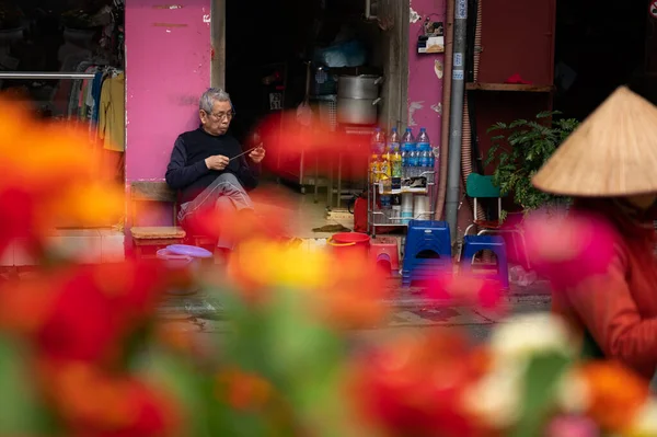 Hanoi Vietnam Febrero 2020 Viejo Vietnamita Sentado Fuera Casa Una —  Fotos de Stock