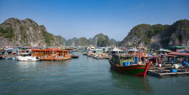 Lan Ha Körfezi, Cat Ba Adası, Vietnam - 26 Şubat 2020: Yüzen köy, Vietnam 'da Lan Ha Körfezi' ndeki gemi gezisinin ilgi odağı.
