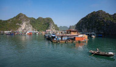 Lan Ha Körfezi, Cat Ba Adası, Vietnam - 26 Şubat 2020: Yüzen köy, Vietnam 'da Lan Ha Körfezi' ndeki gemi gezisinin ilgi odağı.