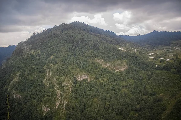 Paisagem Montanhas Com Árvores Desfiladeiro Com Tempo Nublado — Fotografia de Stock