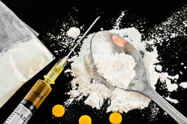 ilaç şırınga ve pişmiş eroin.