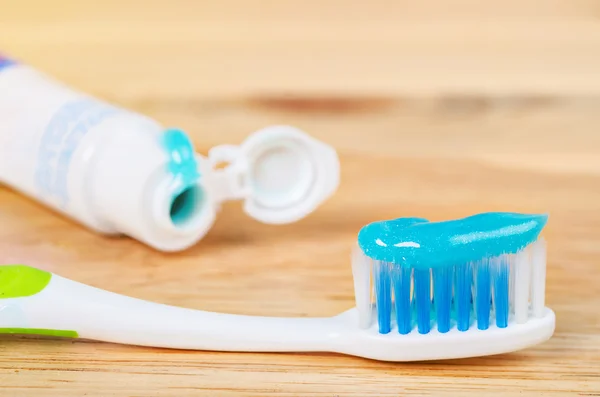 Zahnbürste und Zahnpasta. — Stockfoto