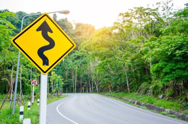 Virajlı yol işaret dağ