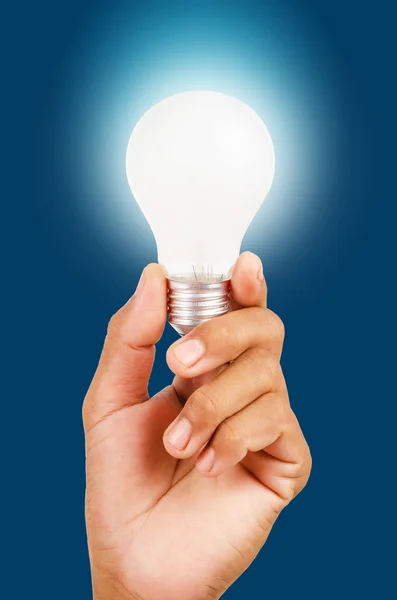 Energiesparlampe in der Hand. — Stockfoto