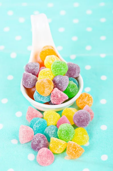 Bonbons à la gelée colorée dans une cuillère blanche . — Photo