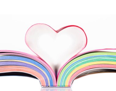 Kalp şeklinde sayfalarıyla birlikte kitap açıldı.