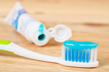 Diş macunlu diş fırçası.