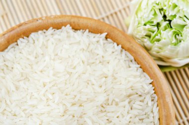 Çiğ beyaz pirinç ve ahşap kase.