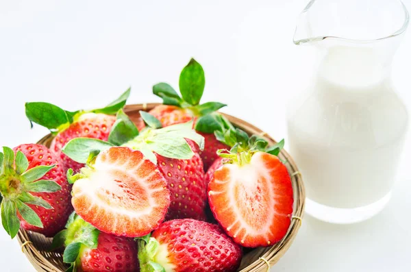 süt cam ile taze çilek.
