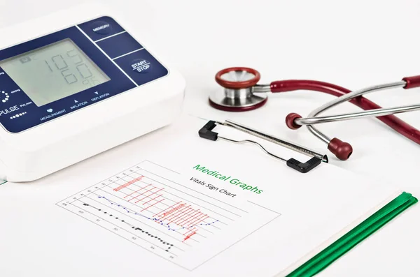 Gráficos de sinais vitais, gráficos médicos e medição da pressão arterial . — Fotografia de Stock