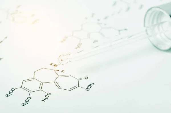 Pipeta de vidrio de laboratorio en fórmula química . — Foto de Stock