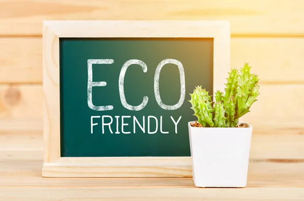 Eco vänliga tecken meddelande på gröna svarta tavlan. — Stockfoto