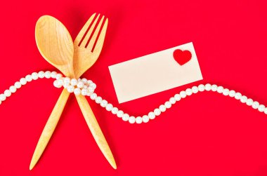 Tahta kaşık ve çatal ile boş tebrik kartı.