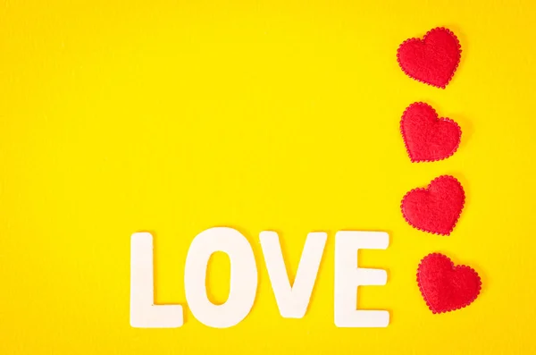 Älskar ordet och rött hjärta. — Stockfoto