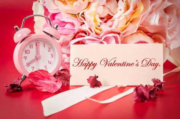 Feliz tarjeta de San Valentín y reloj despertador rosa con rosa ramo — Foto de Stock