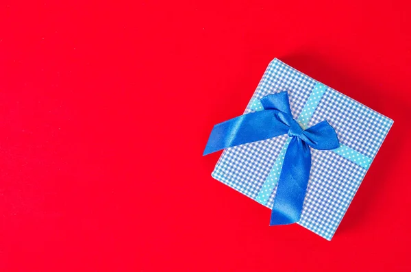 红色背景上的蓝色礼品盒. — 图库照片
