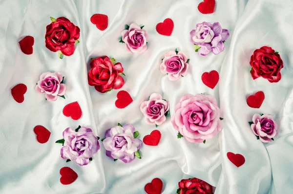 Många av rosor och rött hjärta. — Stockfoto